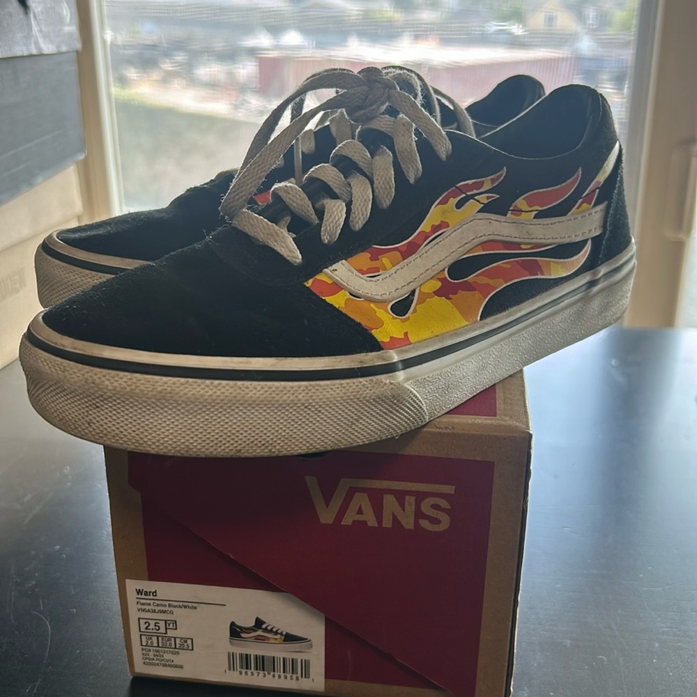 Vans kids size 2.5. Good condition